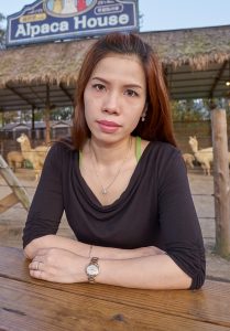 黑衣熟妇美腿王翠嫂的一双大白腿真耐看