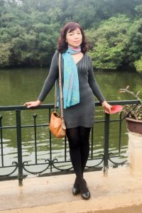 两位成熟美女大姐结伴拍照穿厚丝袜的腿型不错