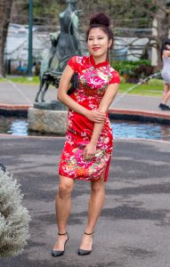 两位性感熟妇旗袍大长腿争锋斗艳，兄弟们喜欢哪个