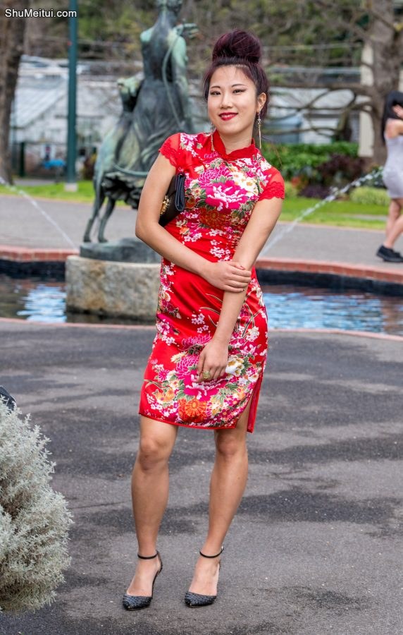 两位性感熟妇旗袍大长腿争锋斗艳，兄弟们喜欢哪个[第12张/共26张]