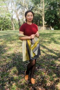 两位不同身材的熟女大姐外出拍照选一个吧