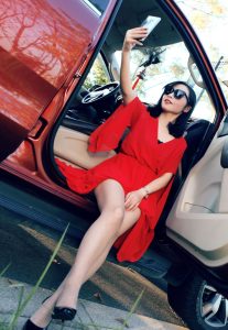 爱拍晚霞的落日嫂丰满熟妇当车模