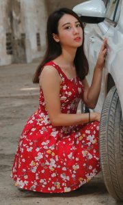 碎花红裙的性感美妇郝嫂，这颜值也太高了呀