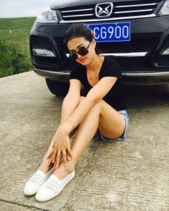 身材苗条的美妇姐姐短裤超短好清凉呀，适合抄底