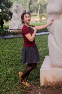 两位不同身材的熟女大姐外出拍照选一个吧