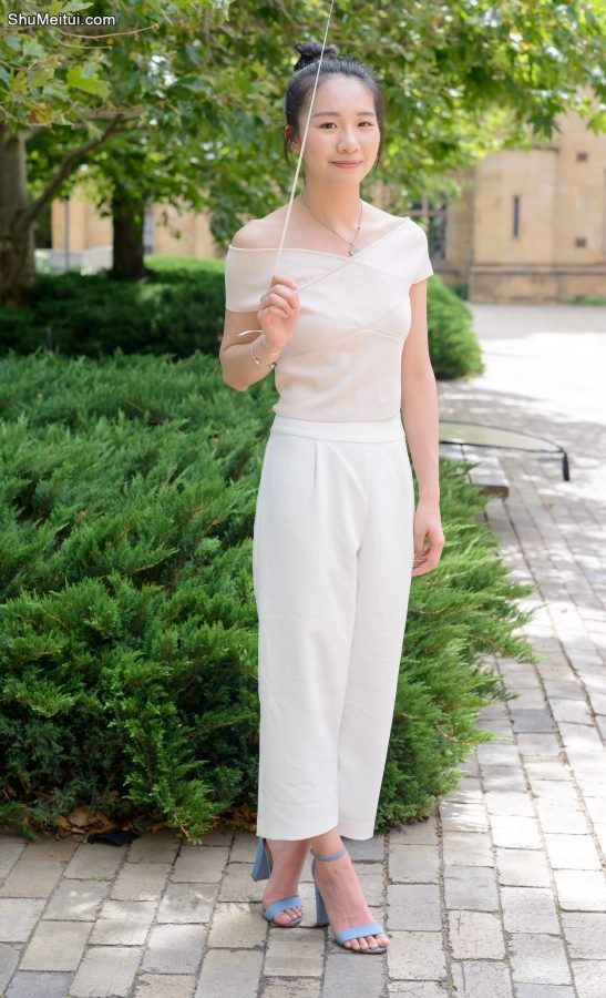 偶然拍到一个拿着气球的美妇，人长的美身材也相当性感[第6张/共6张]