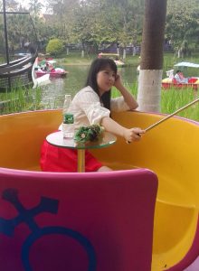 熟妇自拍之白衣红短裙魏大姐，风韵的很