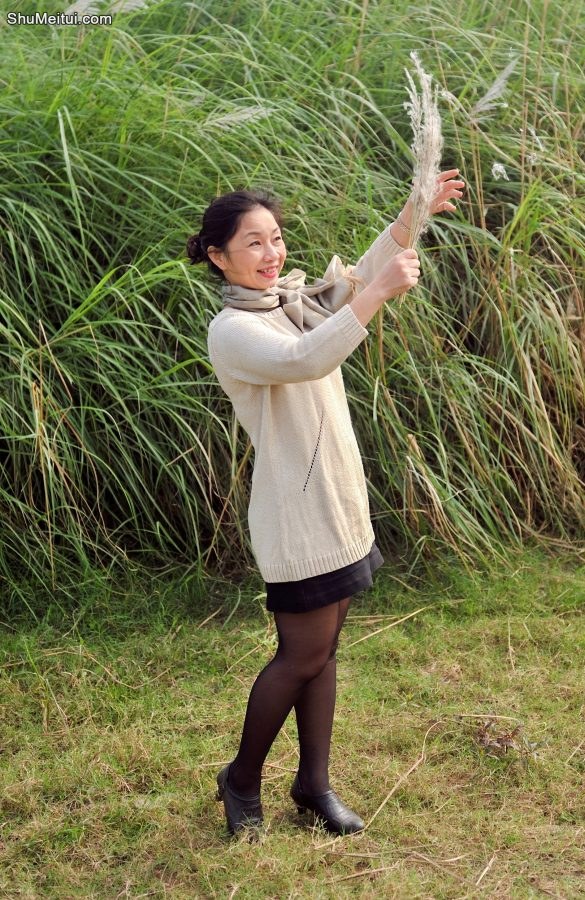 两位穿了丝袜的成熟美女大姐一起外拍之前奏[第5张/共19张]