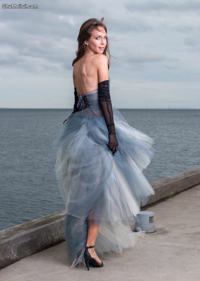 大方得体的国外美妇来拍写真，看来所有女人都一样没事来套写真玩[第3张/共8张]