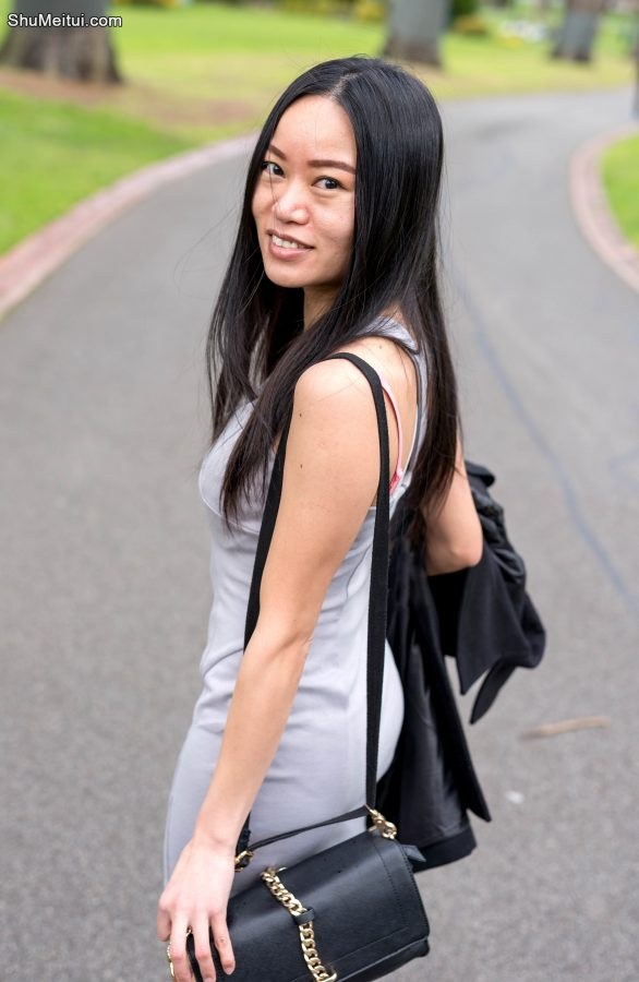 搔首弄姿的摩卡姐姐灰色短裙配黑高跟还不赖[第2张/共12张]