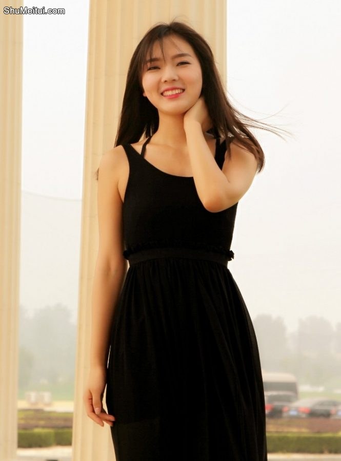 天仙般的美妇好美好美黑色长裙牛仔短裤好性感[第24张/共29张]