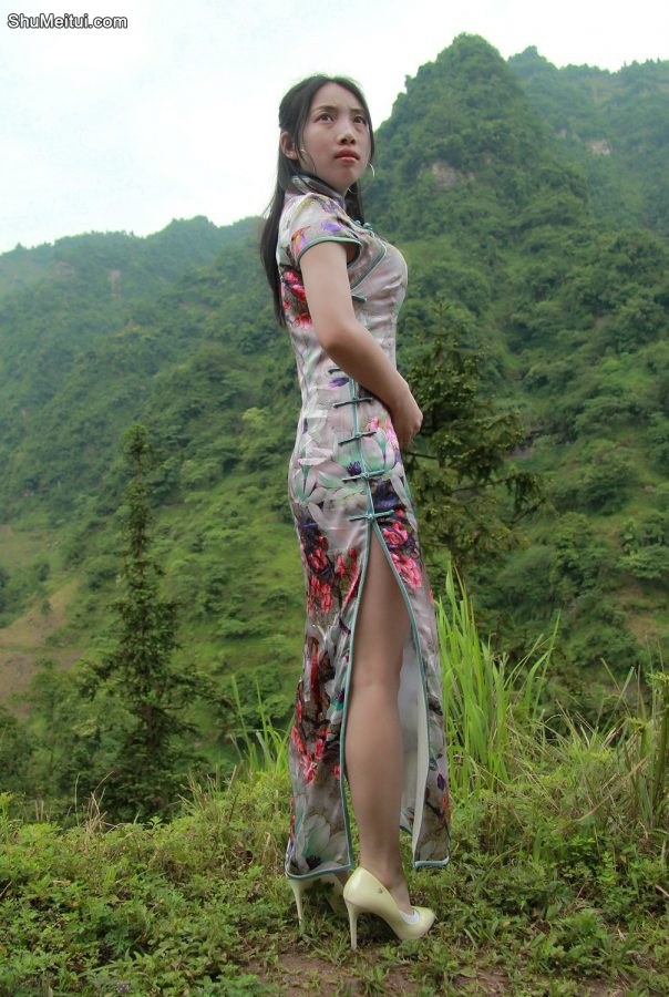 旗袍大长腿的年轻美妇山中烤肉骑大马，生活好安逸呀[第1张/共12张]