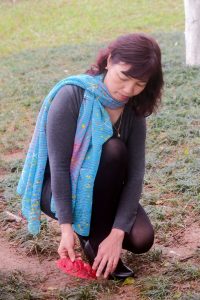 两位成熟美女大姐结伴拍照穿厚丝袜的腿型不错