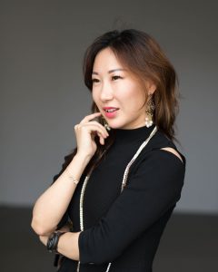 熟女优优陪客户参展，然后她就成了主角了