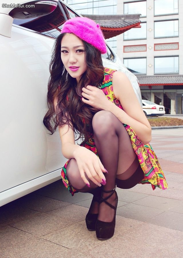 白裙黑丝的超性感熟妇亚嫂身材太惹火了，眼见为实[第1张/共12张]