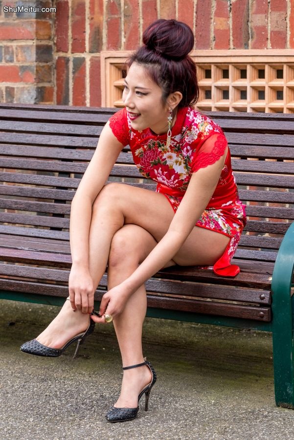 两位性感熟妇旗袍大长腿争锋斗艳，兄弟们喜欢哪个[第11张/共26张]