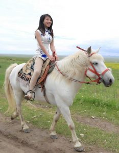 旗袍大长腿的年轻美妇山中烤肉骑大马，生活好安逸呀