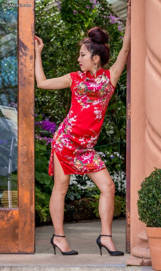 两位性感熟妇旗袍大长腿争锋斗艳，兄弟们喜欢哪个[第15张/共26张]