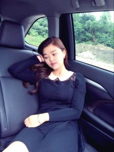 黑裙大长腿甜美嫂嫂当车模，纯天然就是好