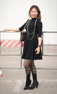 黑裙配上黑丝再加黑色高跟鞋，这个熟妇一看就重口味