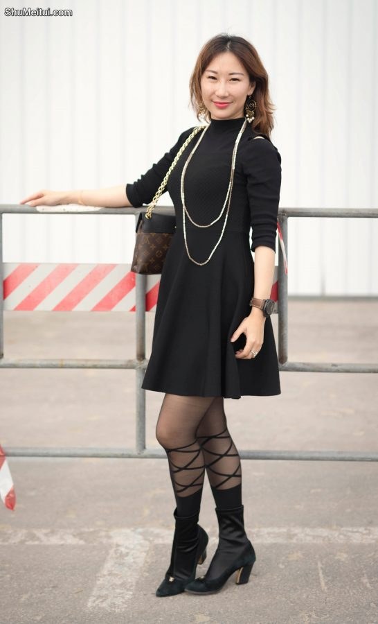 黑裙配上黑丝再加黑色高跟鞋，这个熟妇一看就重口味[第2张/共4张]