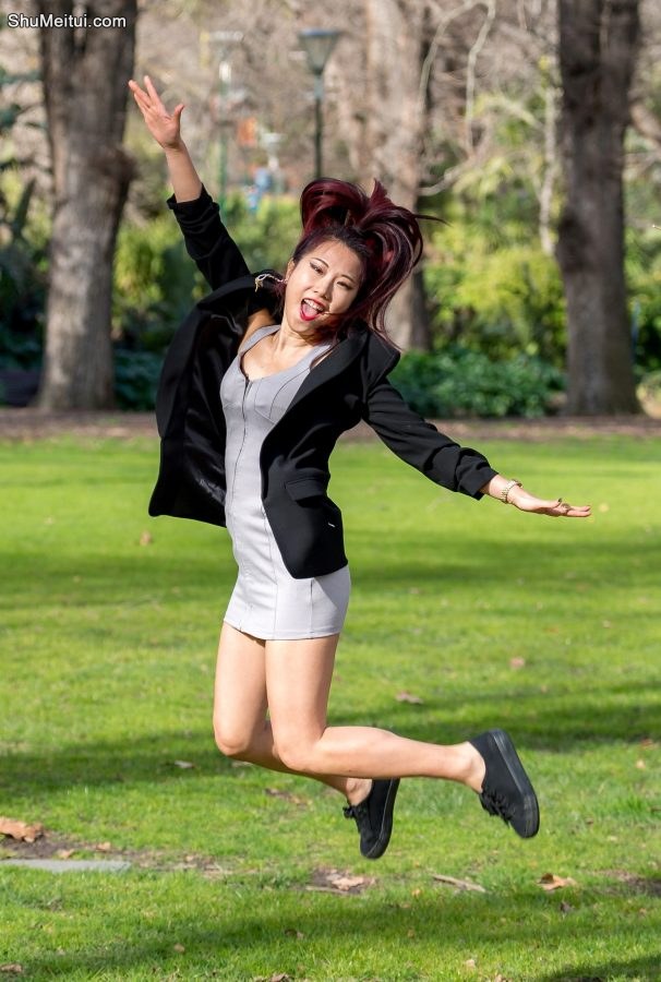 熟妇辛迪拍照拍high了，一个劲的往上蹦呀当心自己的性感蛮腰呀[第4张/共8张]