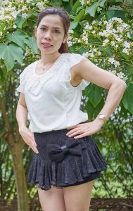 熟女王翠嫂超短裙小树林里诱惑摆拍此处省去一万字