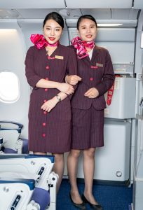 工作中的空姐最漂亮，丝袜陪修长大腿绝配哦