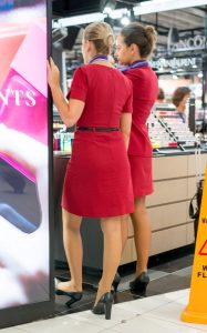 热情四溢的法国空姐们，红色制服看起来好性感呀