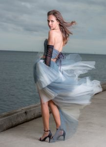 大方得体的国外美妇来拍写真，看来所有女人都一样没事来套写真玩