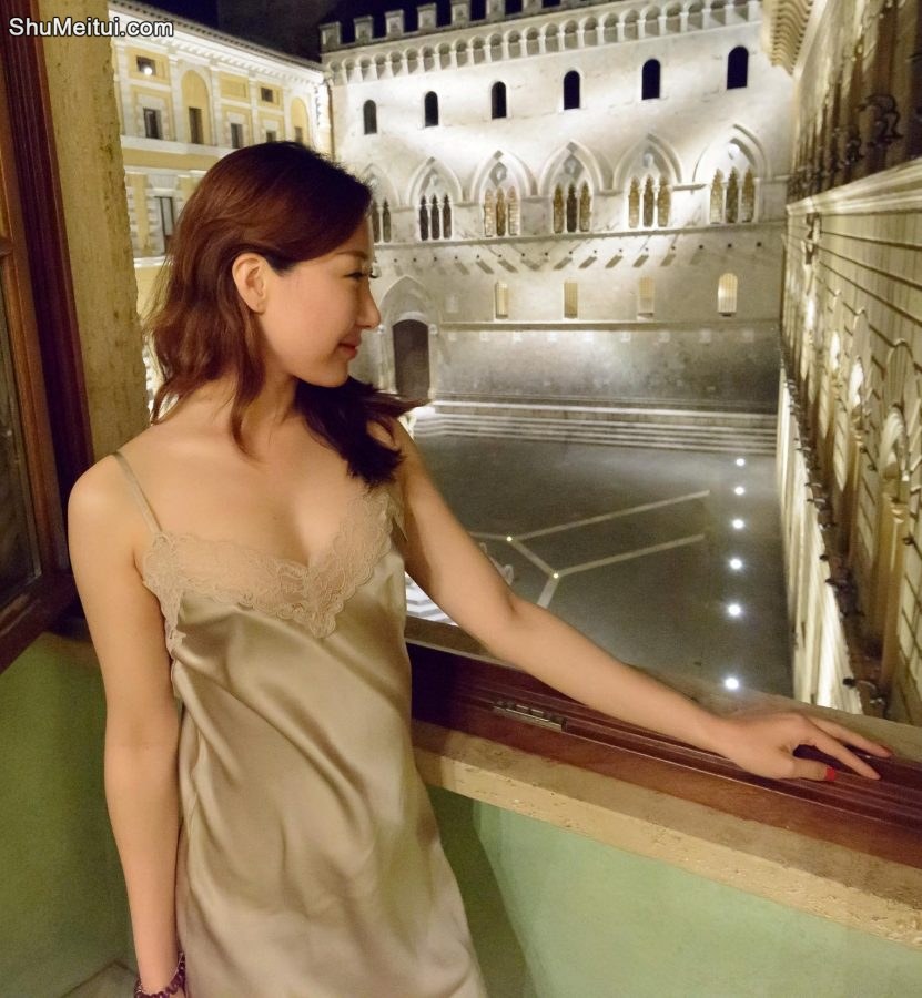 喝完红酒换上睡衣，极品身材搭配酥胸和翘臀，好惹眼[第7张/共8张]