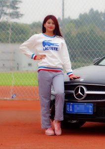 天使的脸庞魔鬼的身材再搭配黑丝长腿，粤嫂真是太靓了