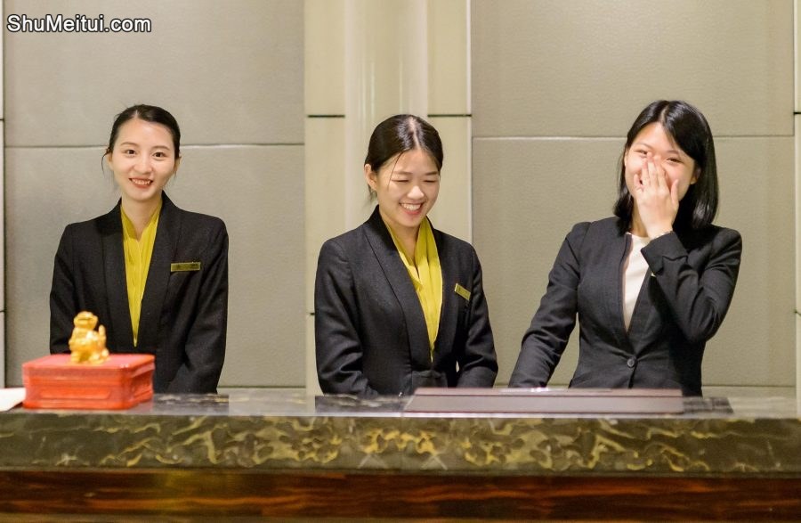 酒店大厅的美女接待员一个个都是黑色丝袜和长腿，身材很婀娜哦[第6张/共7张]