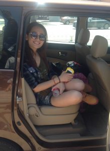 蓝色短裙美妇车里卖个萌，有约的不