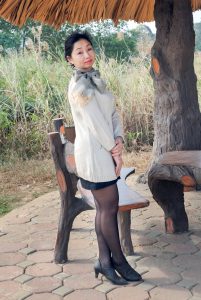 两位成熟美女大姐一起外拍有脱鞋露丝脚