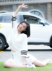 都市美妇短裙裹着大长腿妥妥得都市御姐范真性感