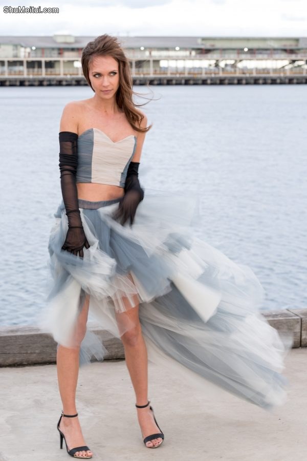 大方得体的国外美妇来拍写真，看来所有女人都一样没事来套写真玩[第2张/共8张]