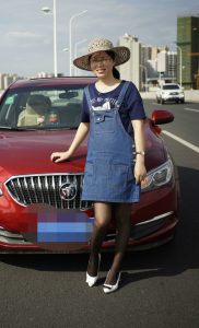 辣妈三七美妇黑丝花裙郊外一日游