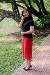 两位不同身材的熟女大姐外出拍照选一个吧