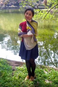 两位不同身材的熟女大姐外出拍照选一个吧