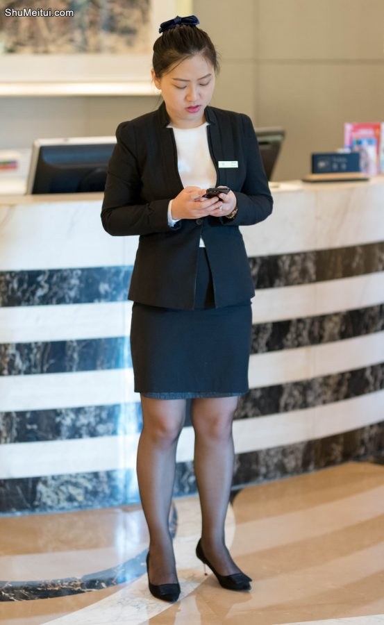 酒店大厅的美女接待员一个个都是黑色丝袜和长腿，身材很婀娜哦[第4张/共7张]