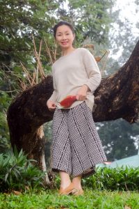 两位成熟美女大姐结伴拍照穿厚丝袜的腿型不错