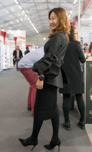 熟女优优陪客户参展，然后她就成了主角了