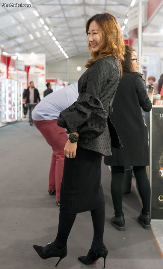 熟女优优陪客户参展，然后她就成了主角了[第2张/共13张]