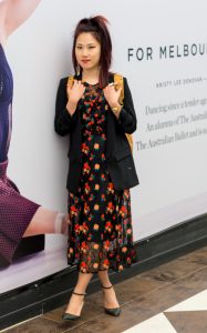 性感熟妇辛迪今天休息身着黑衣长裙逛街买买买