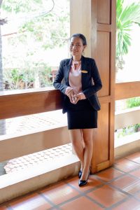 酒店大厅的熟妇前台很调皮嘛要打屁股哦