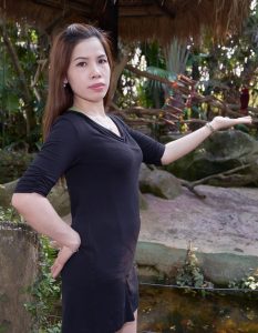 黑衣熟妇美腿王翠嫂的一双大白腿真耐看