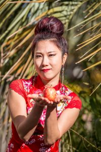 两位性感熟妇旗袍大长腿争锋斗艳，兄弟们喜欢哪个