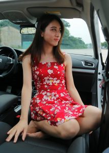 碎花红裙的性感美妇郝嫂，这颜值也太高了呀