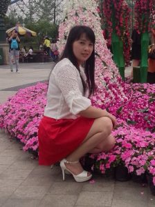 熟妇自拍之白衣红短裙魏大姐，风韵的很